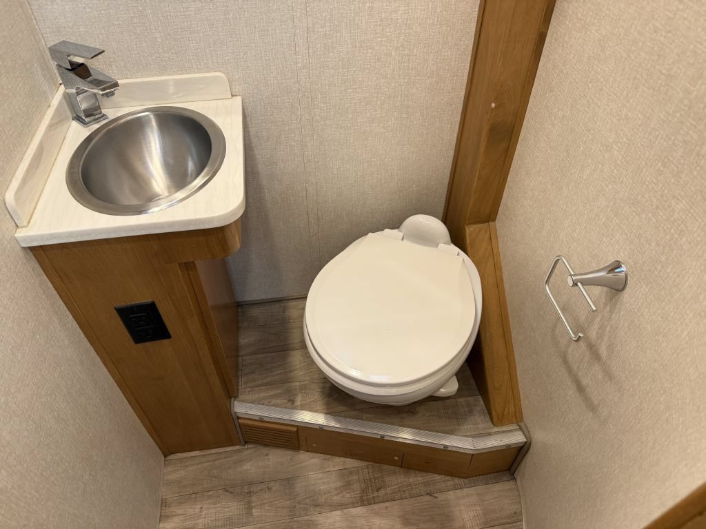 Used 2018 Mercedes-Benz Sprinter 3500 image 60