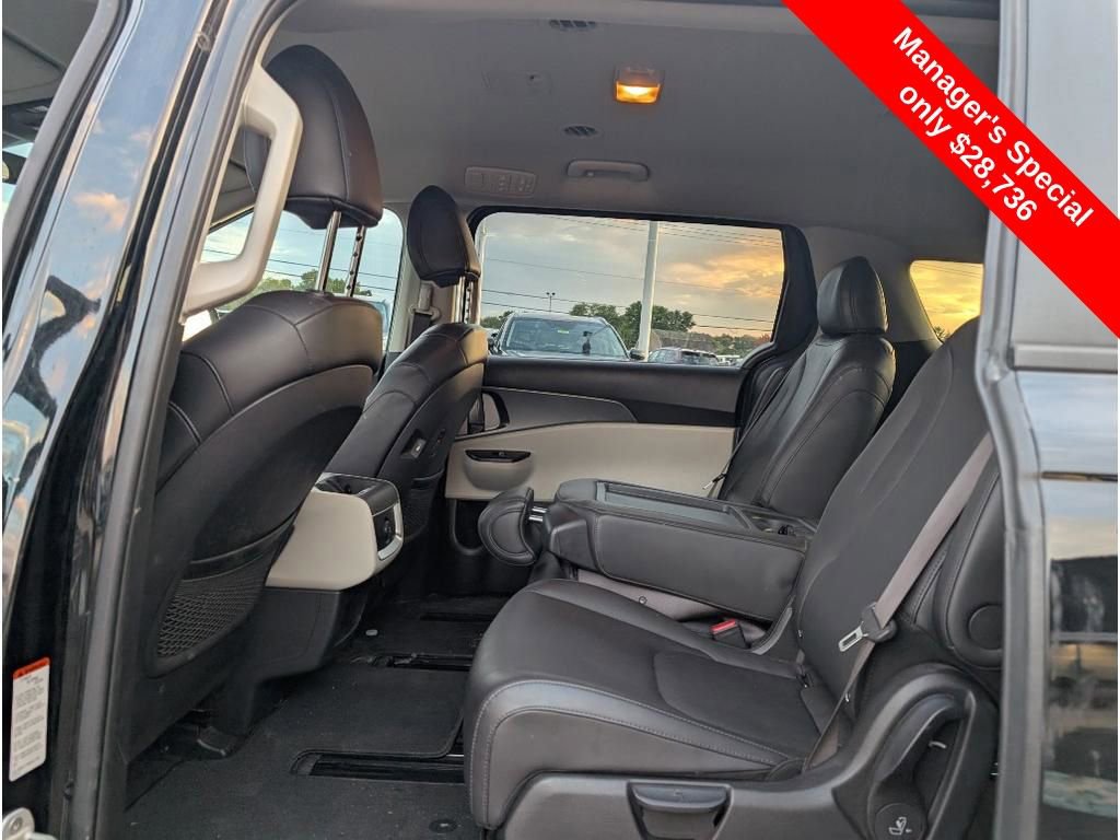 Used 2024 Kia Carnival LX image 9