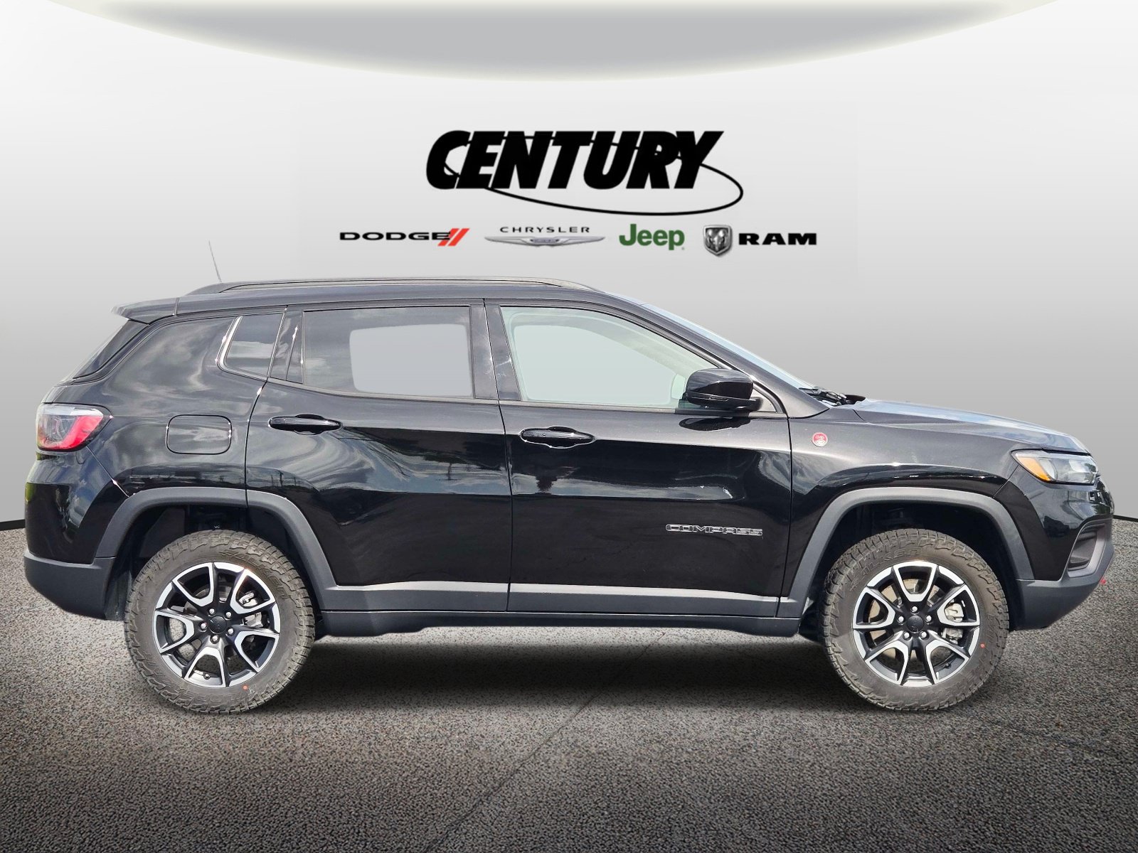 Used 2024 Jeep Compass Trailhawk AWD/4WD image 2