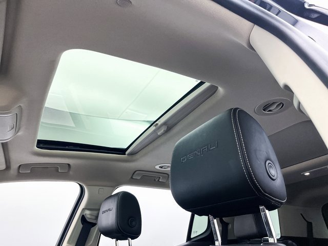 Used 2022 GMC Acadia Denali w/ Denali Technology Package image 1