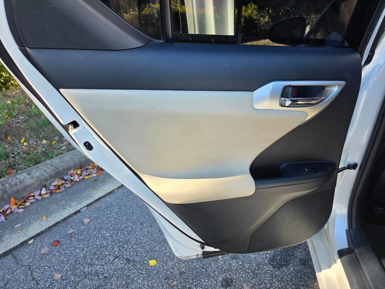 Used 2012 Lexus CT 200h Premium image 25