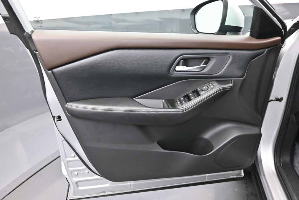 Used 2022 Nissan Rogue SV FWD image 19