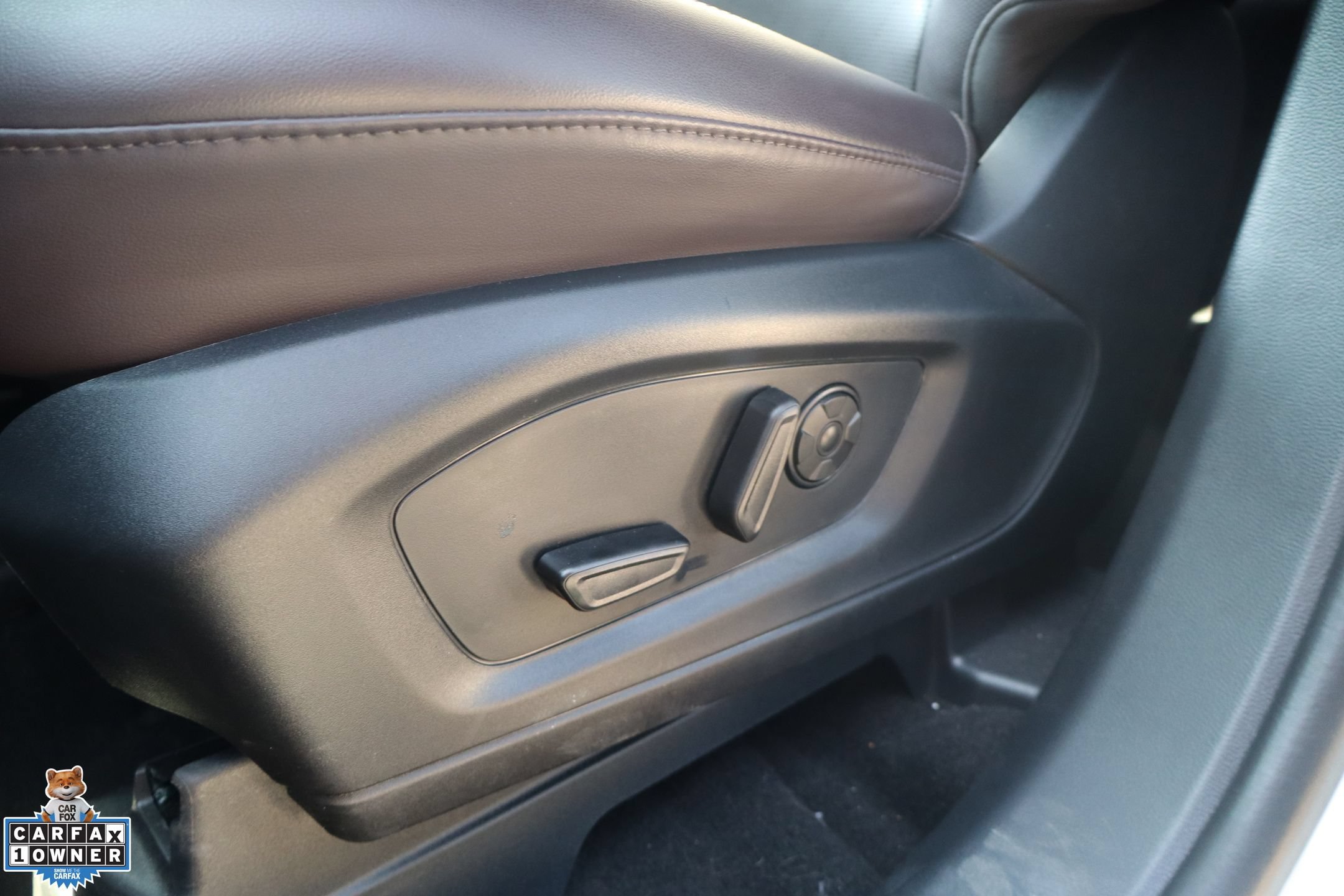 Used 2025 Ford Explorer Platinum RWD image 13