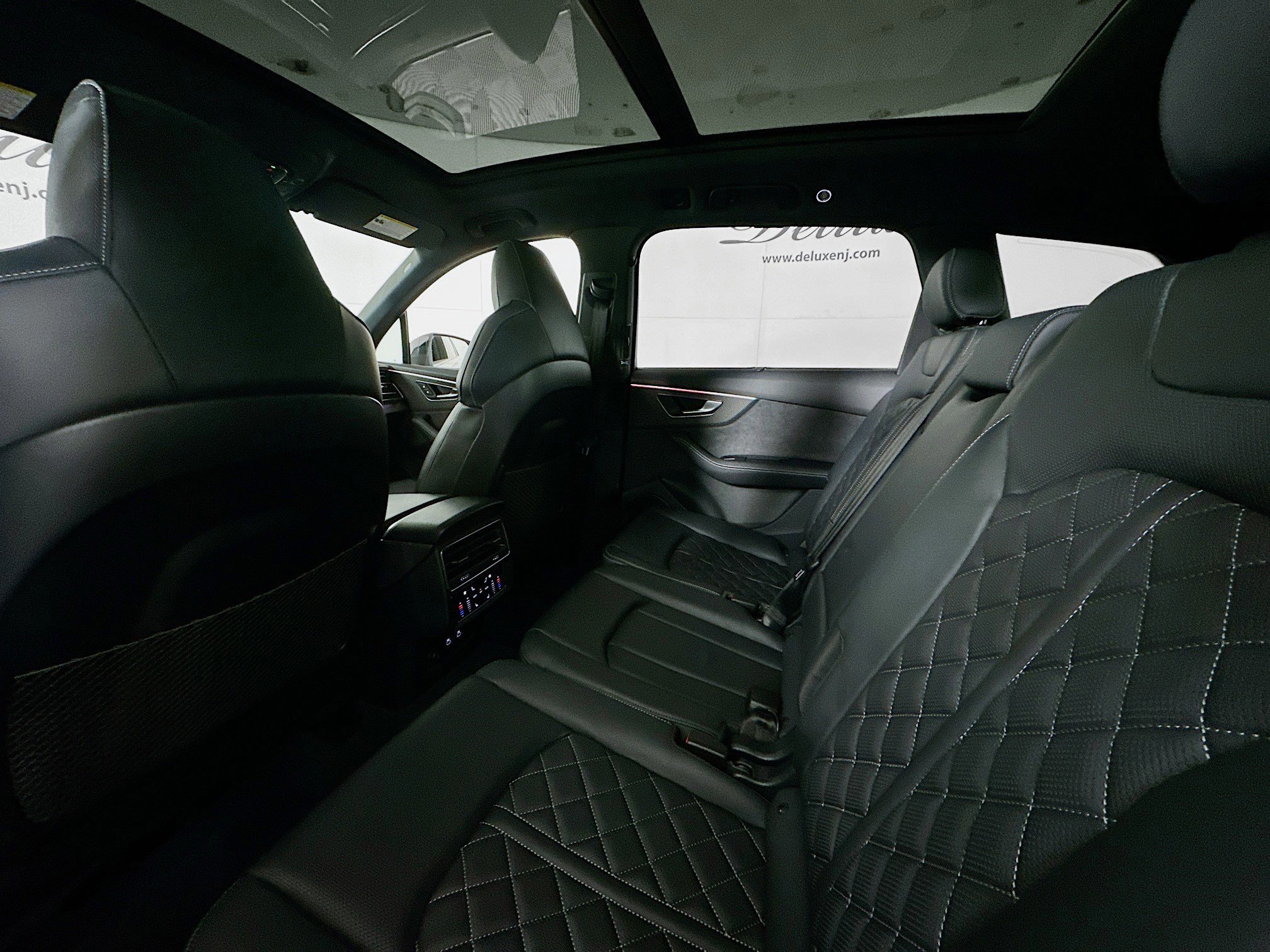 Used 2025 Audi SQ7 Premium Plus w/ Executive Package image 24