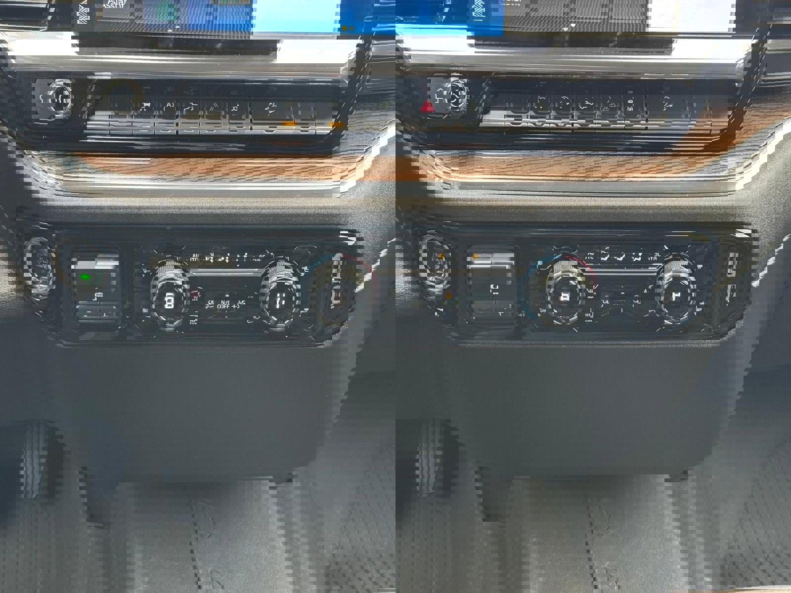 Used 2024 Chevrolet Silverado 1500 LT image 11