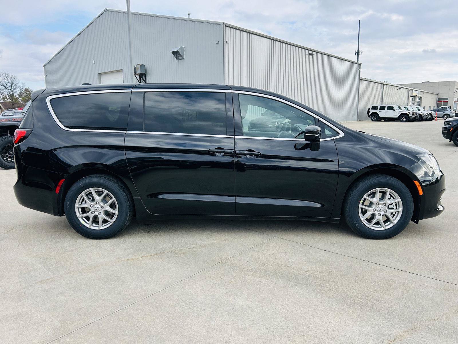 New 2026 Chrysler Voyager LX FWD image 40
