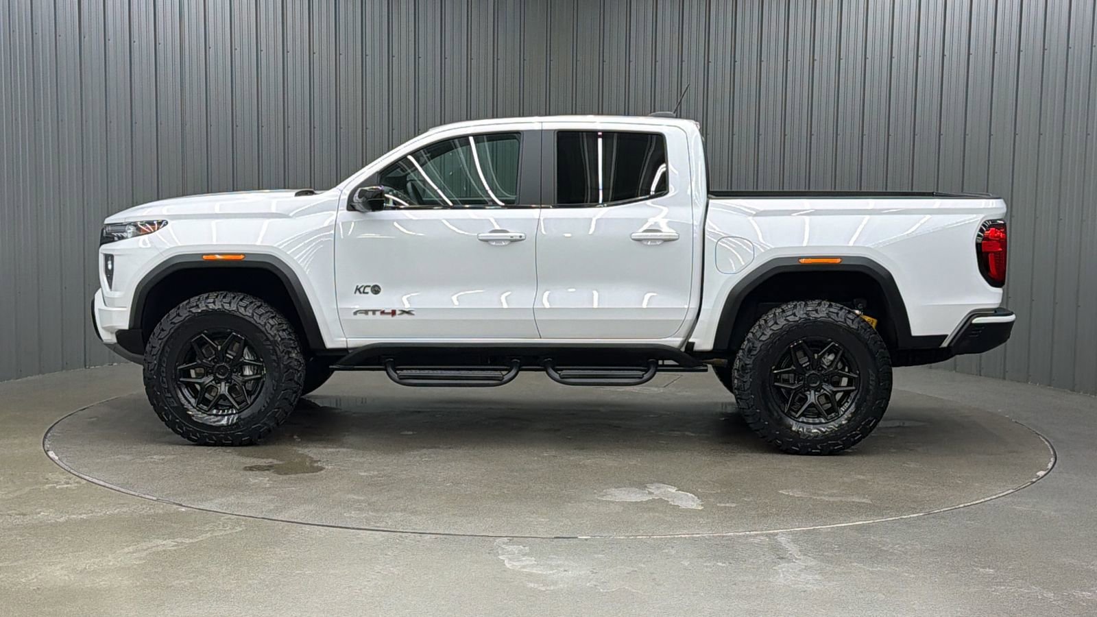 Used 2024 GMC Canyon AT4X image 2