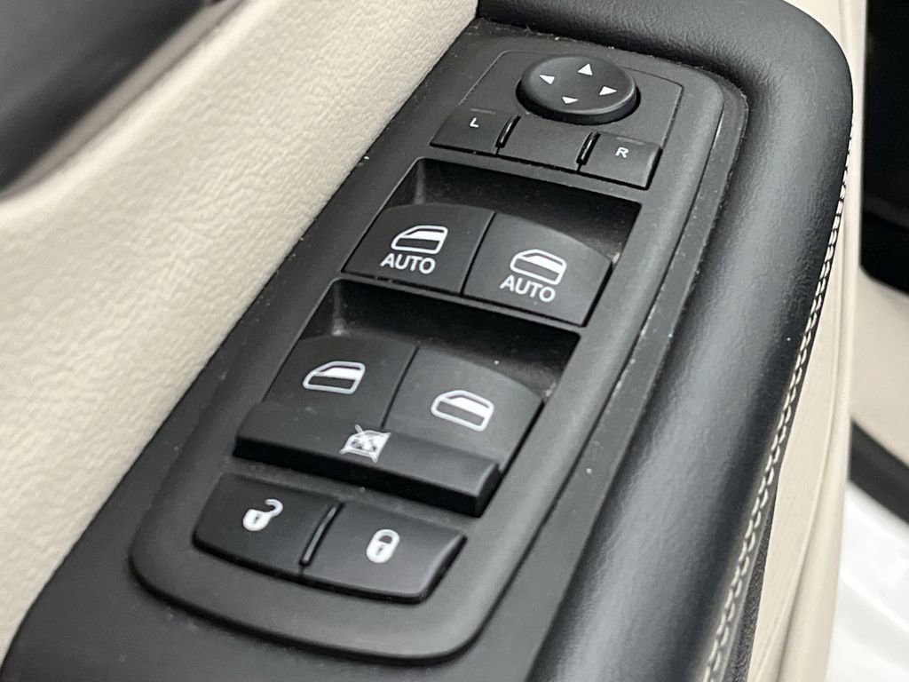 Used 2023 Chrysler Pacifica Touring-L image 13