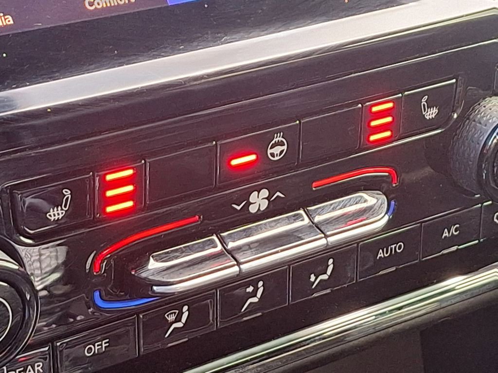 Used 2024 Jeep Grand Cherokee Limited w/ Black Appearance Package image 25