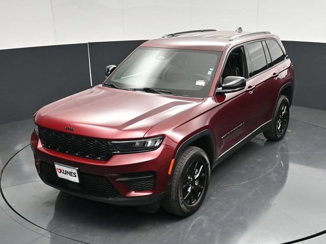 Used 2025 Jeep Grand Cherokee Altitude AWD/4WD image 47