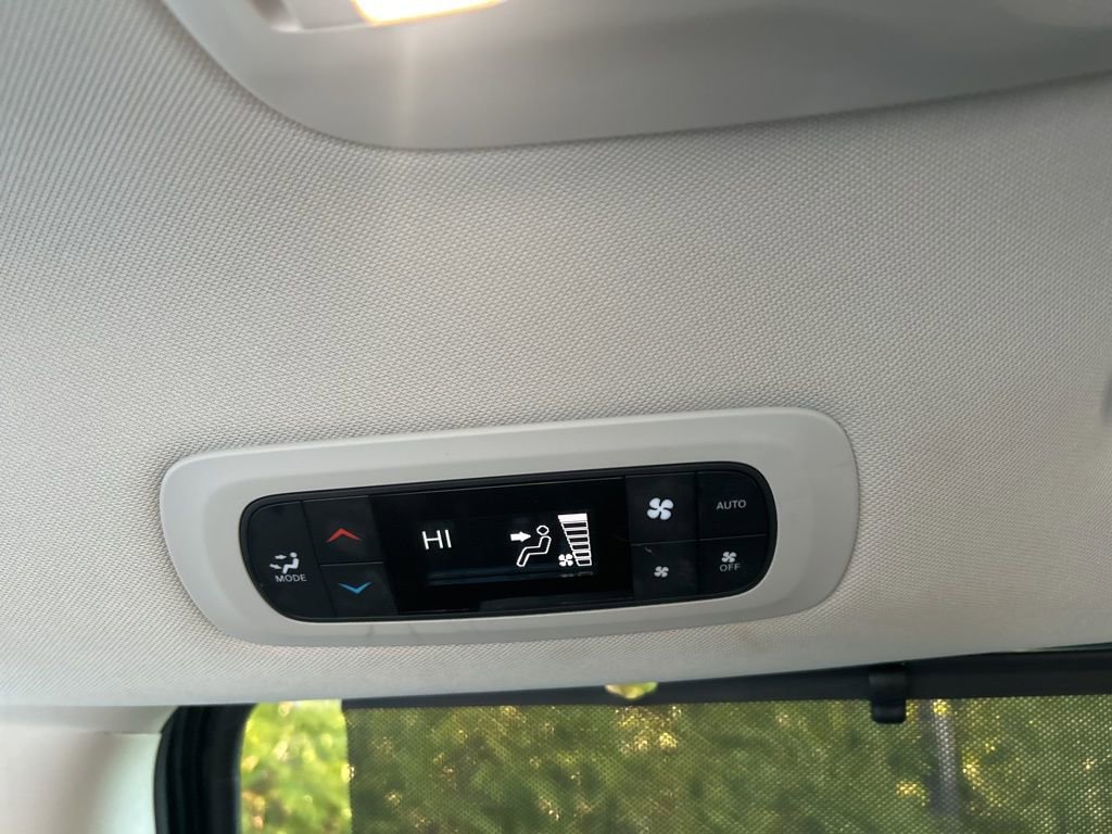 Used 2024 Chrysler Pacifica Touring-L image 26