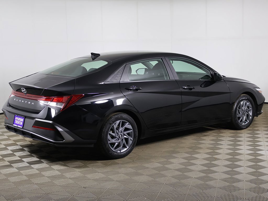 Certified 2024 Hyundai Elantra SEL image 9