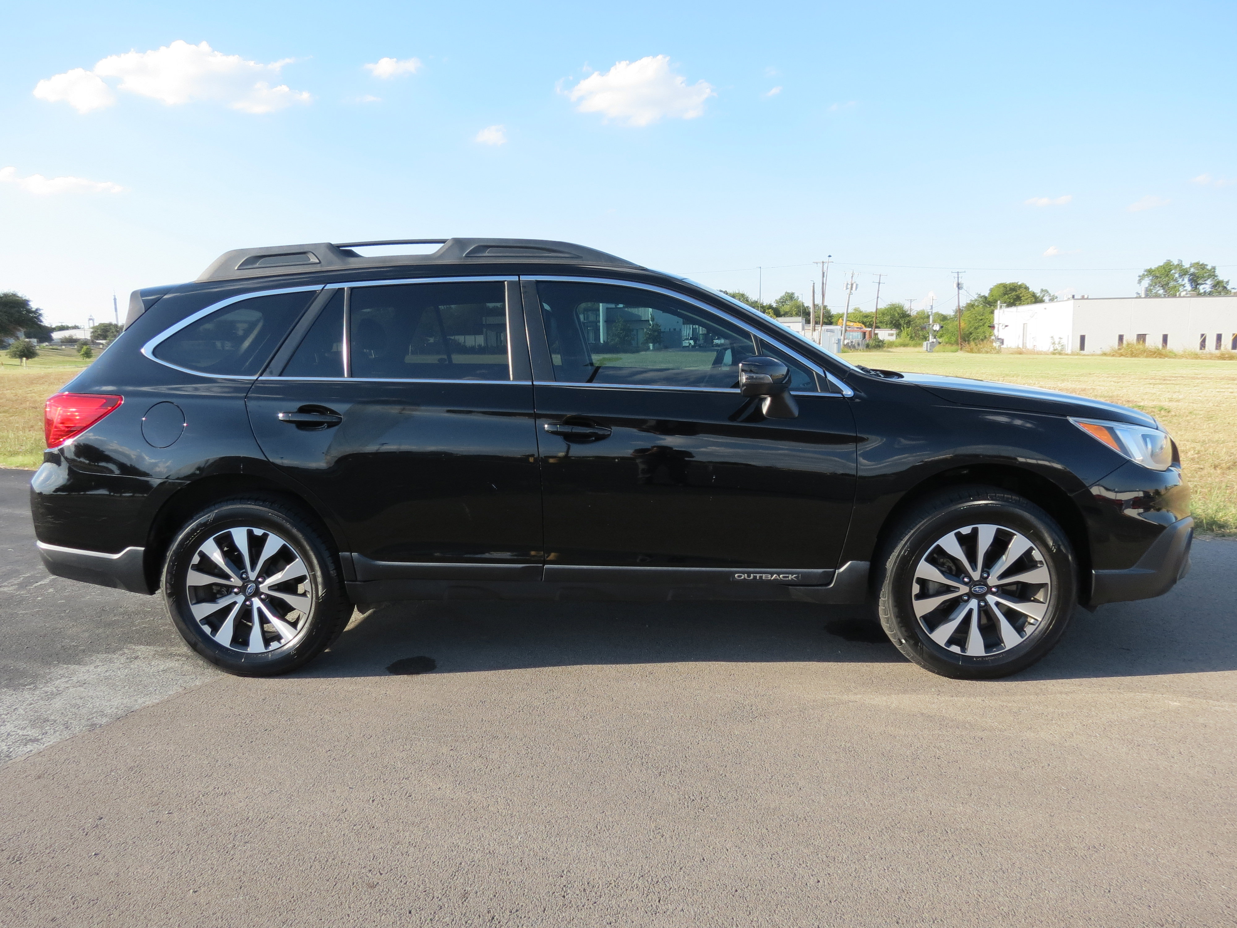 Used 2017 Subaru Outback 2.5i Limited image 4