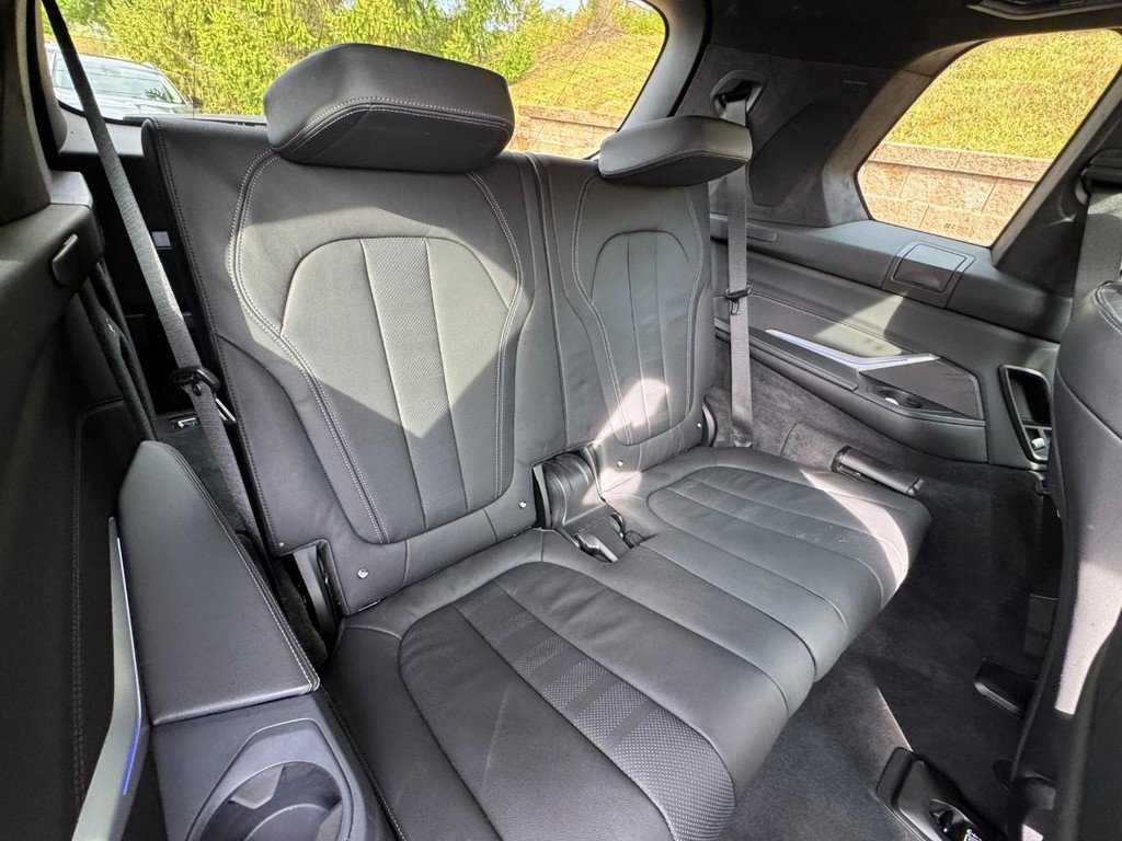 Used 2021 BMW X7 M50i w/ Dynamic Handling Package image 12