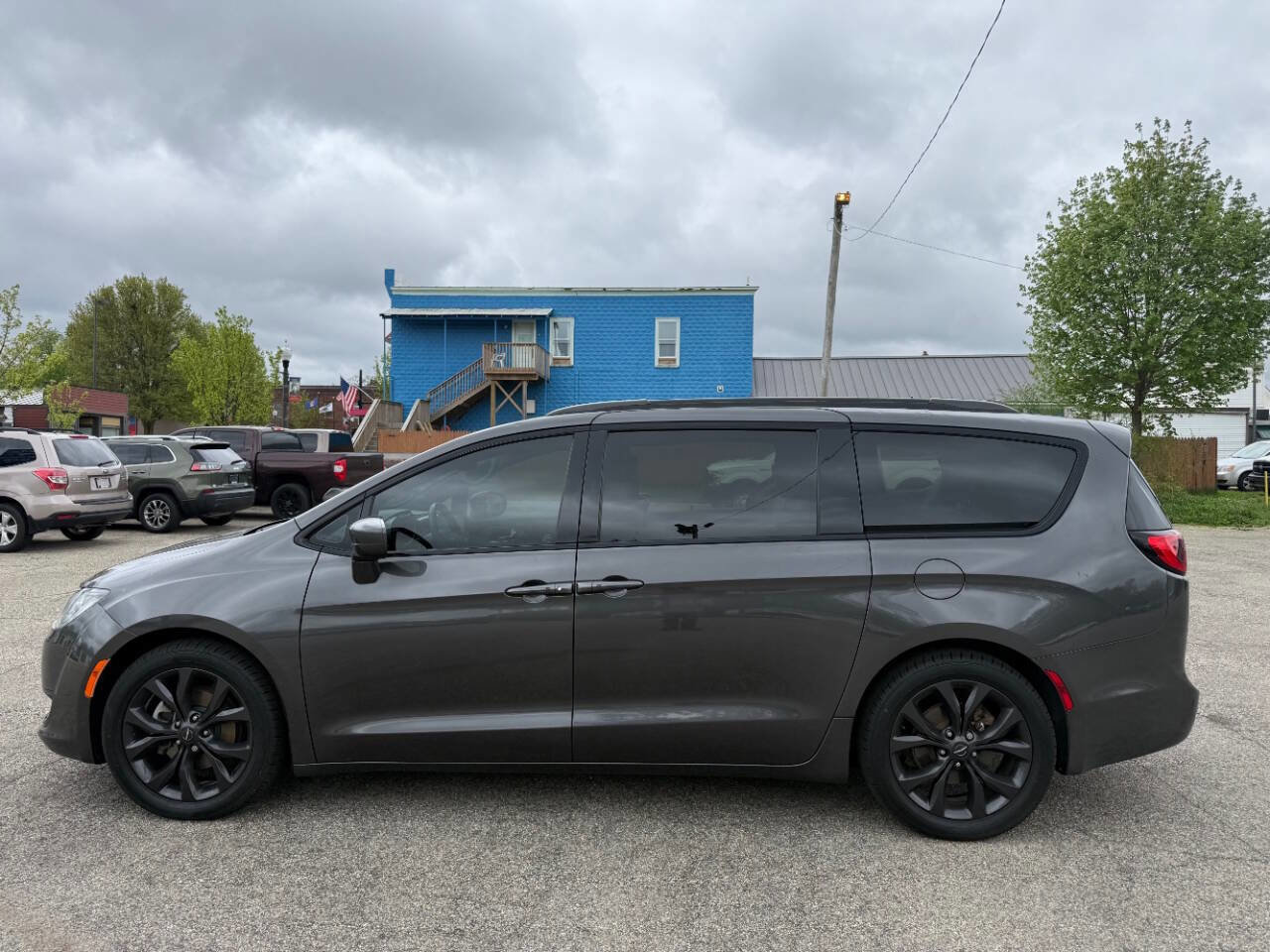 Used 2018 Chrysler Pacifica Touring-L Plus FWD image 2