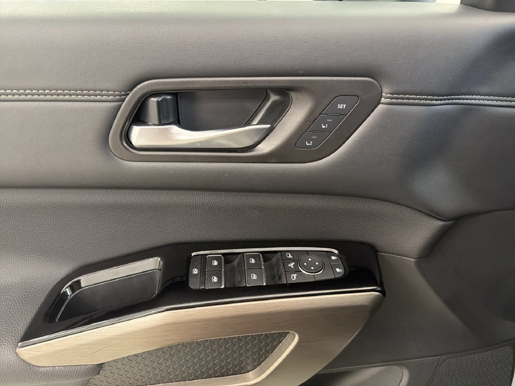 Certified 2025 Nissan Pathfinder Platinum w/ Cargo Package FWD image 27