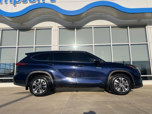 Used 2021 Toyota Highlander XLE AWD/4WD image 2