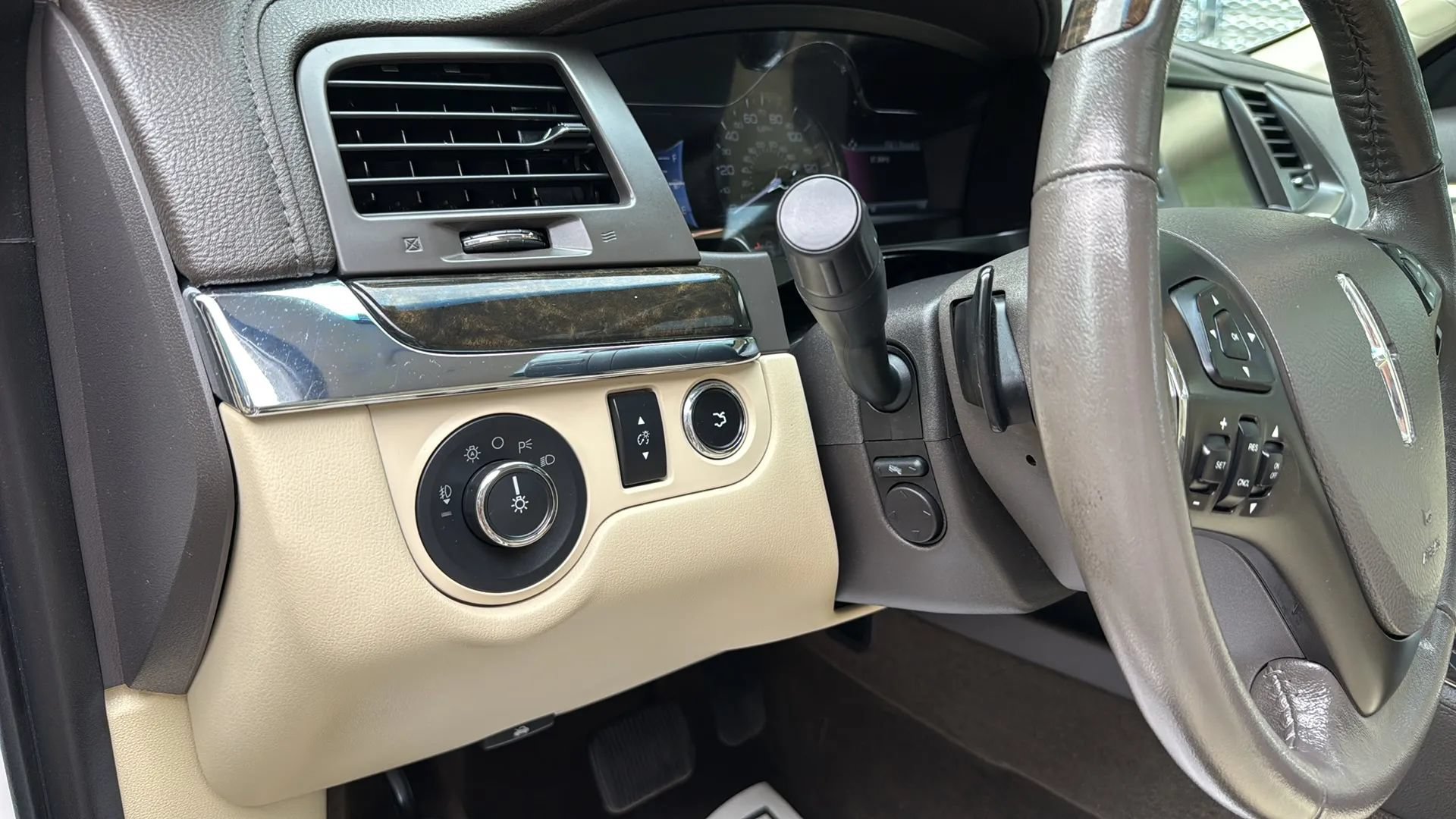 Used 2014 Lincoln MKS AWD w/ Equipment Group 101A image 47