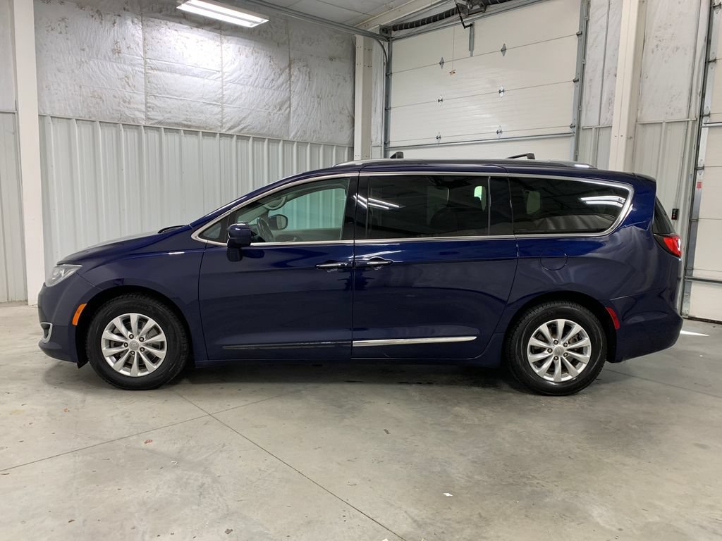 Used 2018 Chrysler Pacifica Touring-L FWD image 3