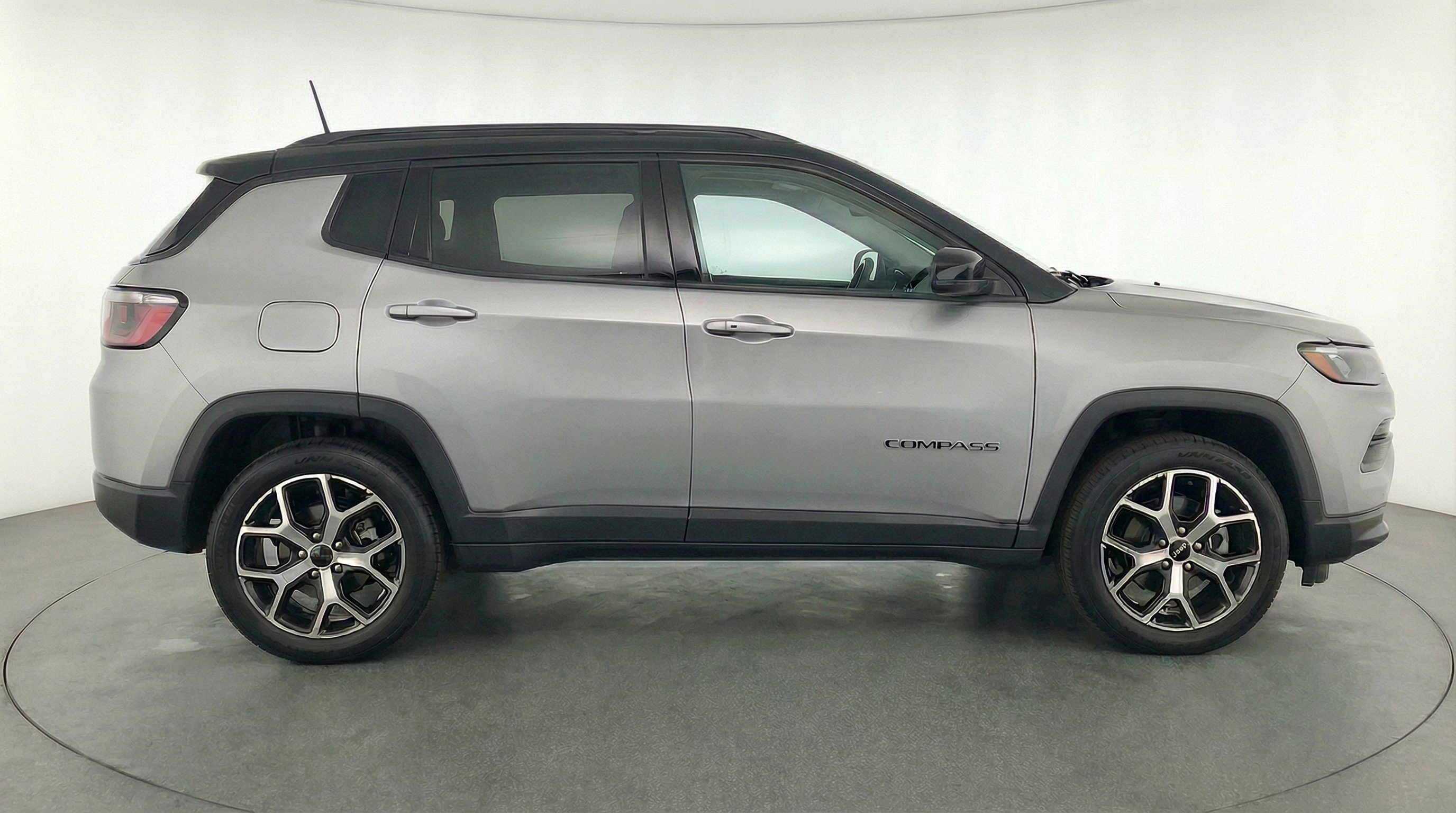 Used 2025 Jeep Compass Limited image 11