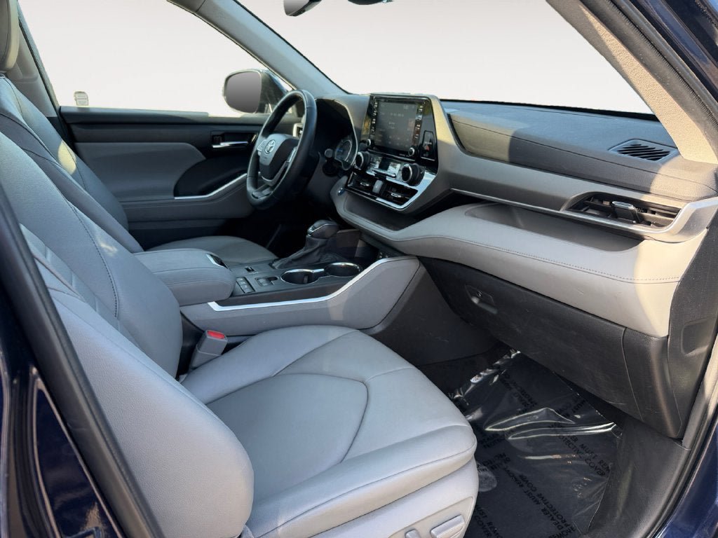 Used 2022 Toyota Highlander XLE AWD/4WD image 27