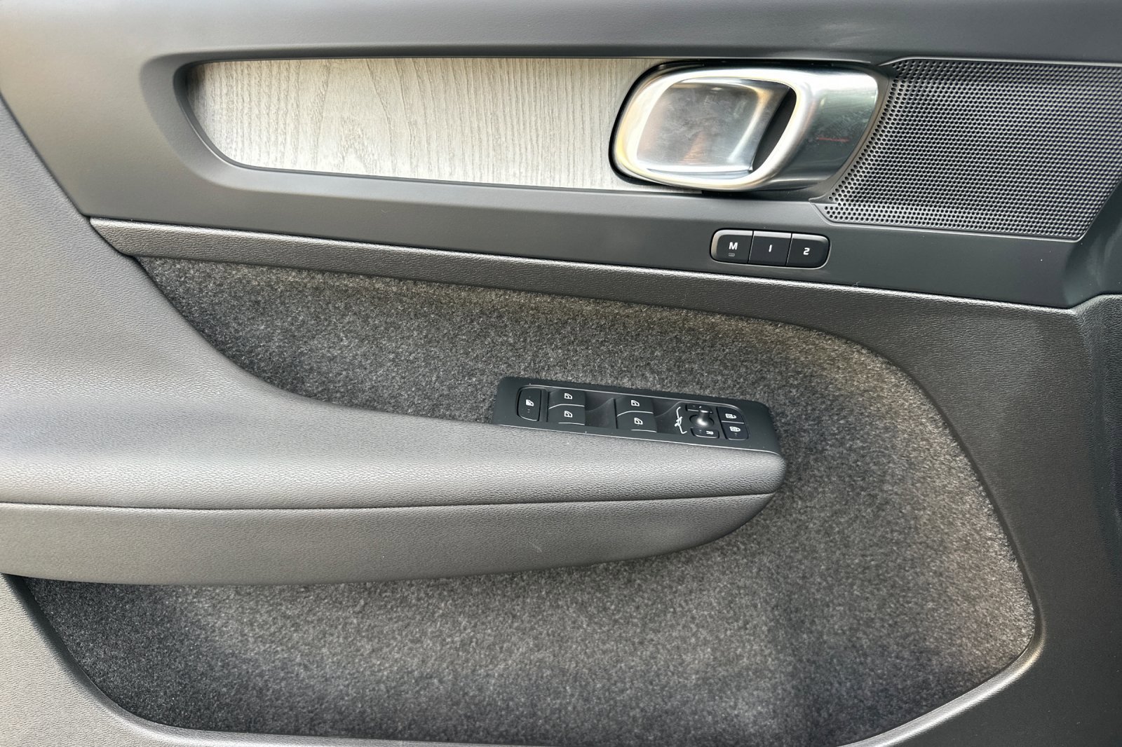 Certified 2025 Volvo XC40 B5 Plus image 12