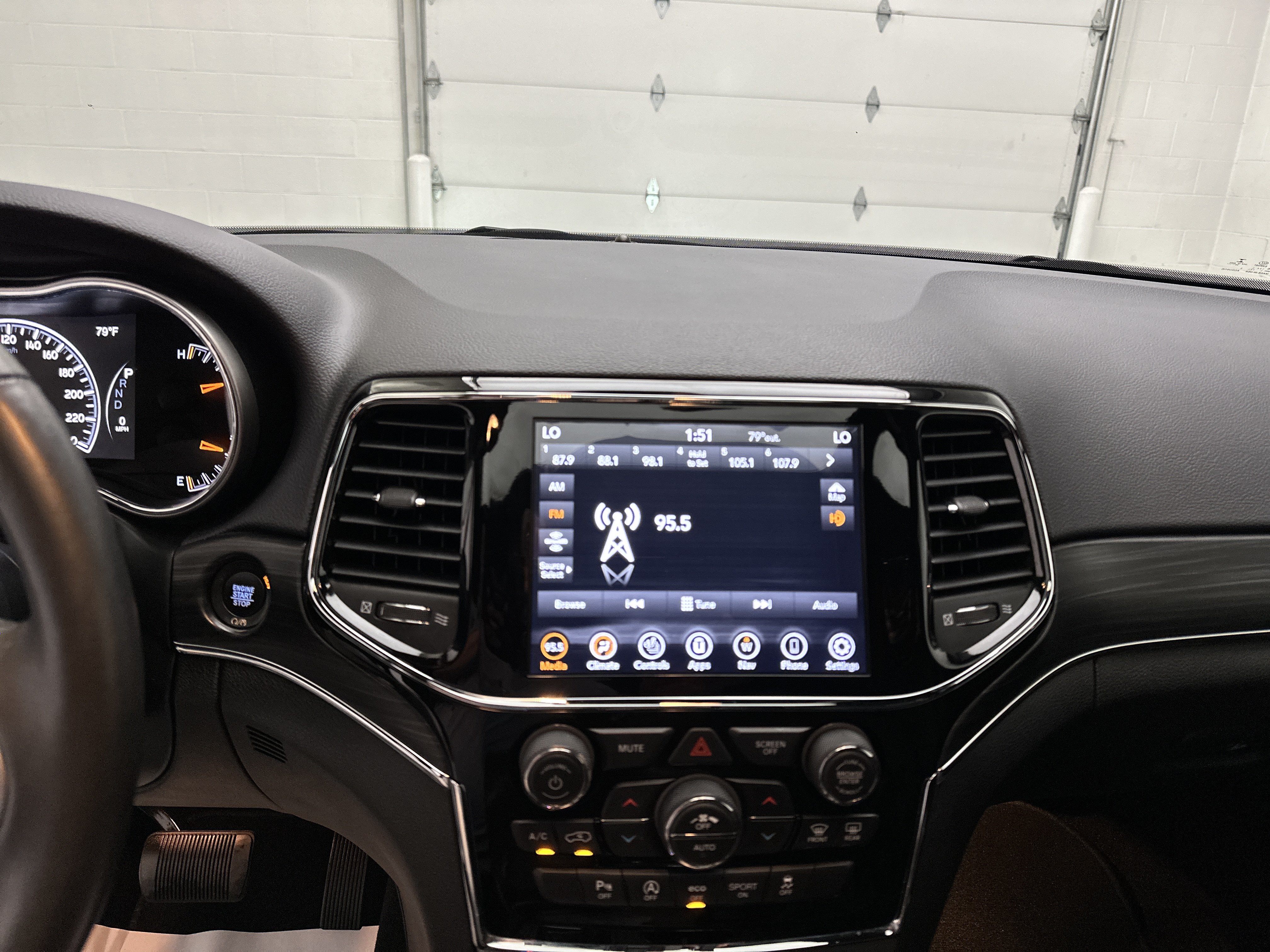 Used 2020 Jeep Grand Cherokee Limited w/ Premium Lighting Group AWD/4WD image 30