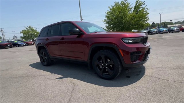 Used 2023 Jeep Grand Cherokee Altitude image 2