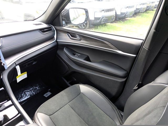New 2026 Jeep Grand Cherokee Altitude RWD image 18