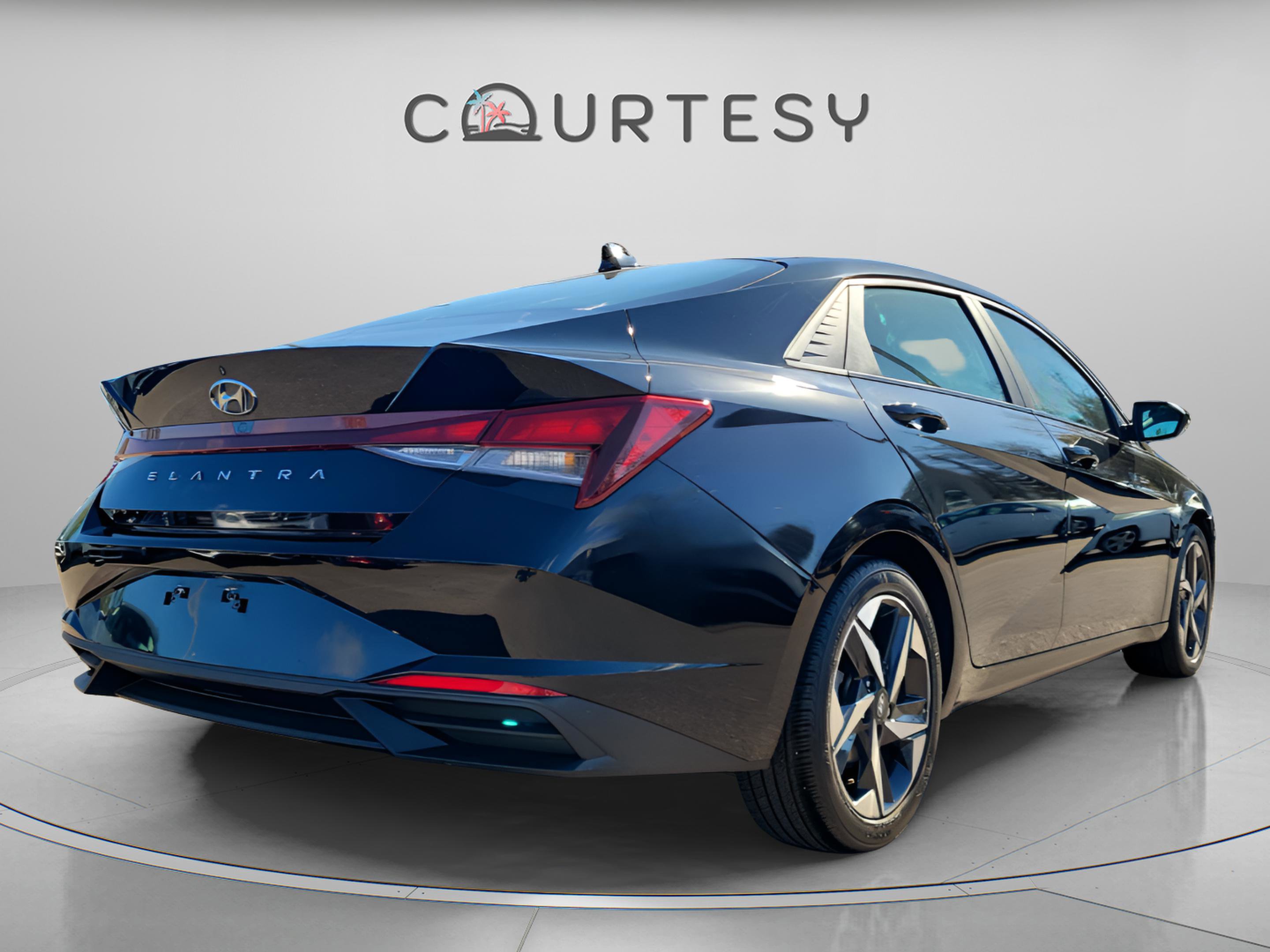 Used 2023 Hyundai Elantra SEL w/ Convenience Package image 4