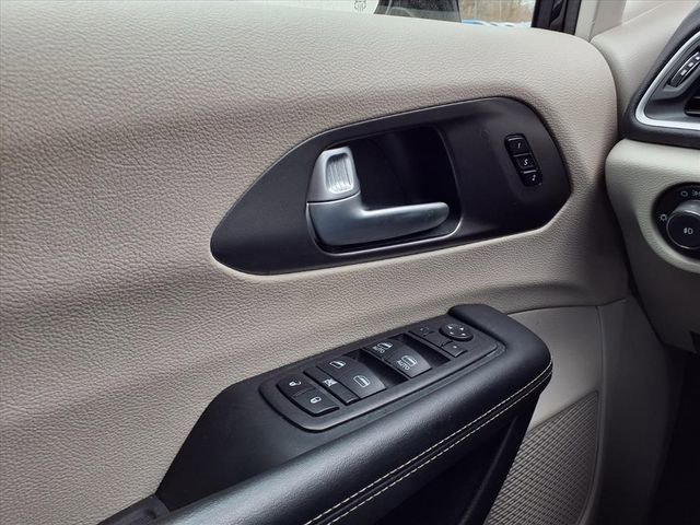 Used 2024 Chrysler Pacifica Touring-L image 20