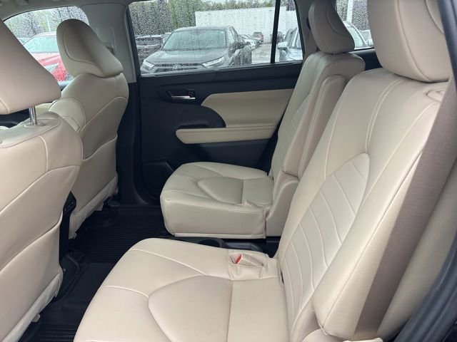 Used 2023 Toyota Highlander XLE AWD/4WD image 7