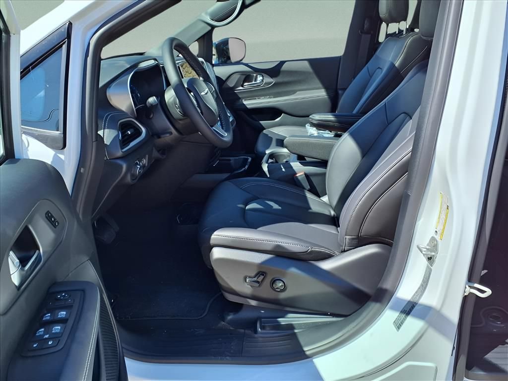 New 2026 Chrysler Pacifica Select FWD image 22