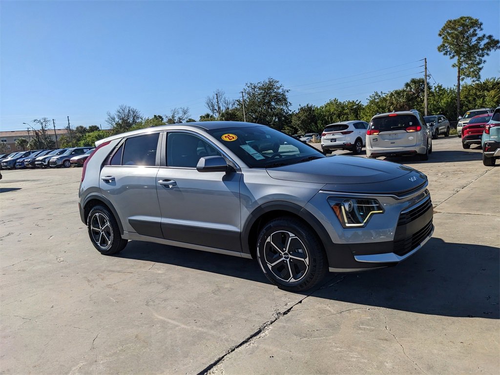 Used 2025 Kia Niro LX image 3