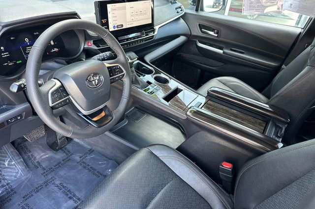 Used 2025 Toyota Sienna Limited image 11