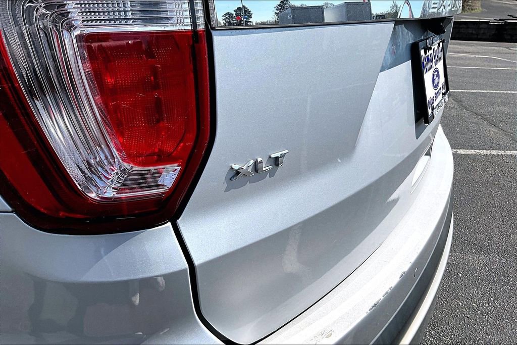 Used 2017 Ford Explorer XLT w/ Equipment Group 202A image 7