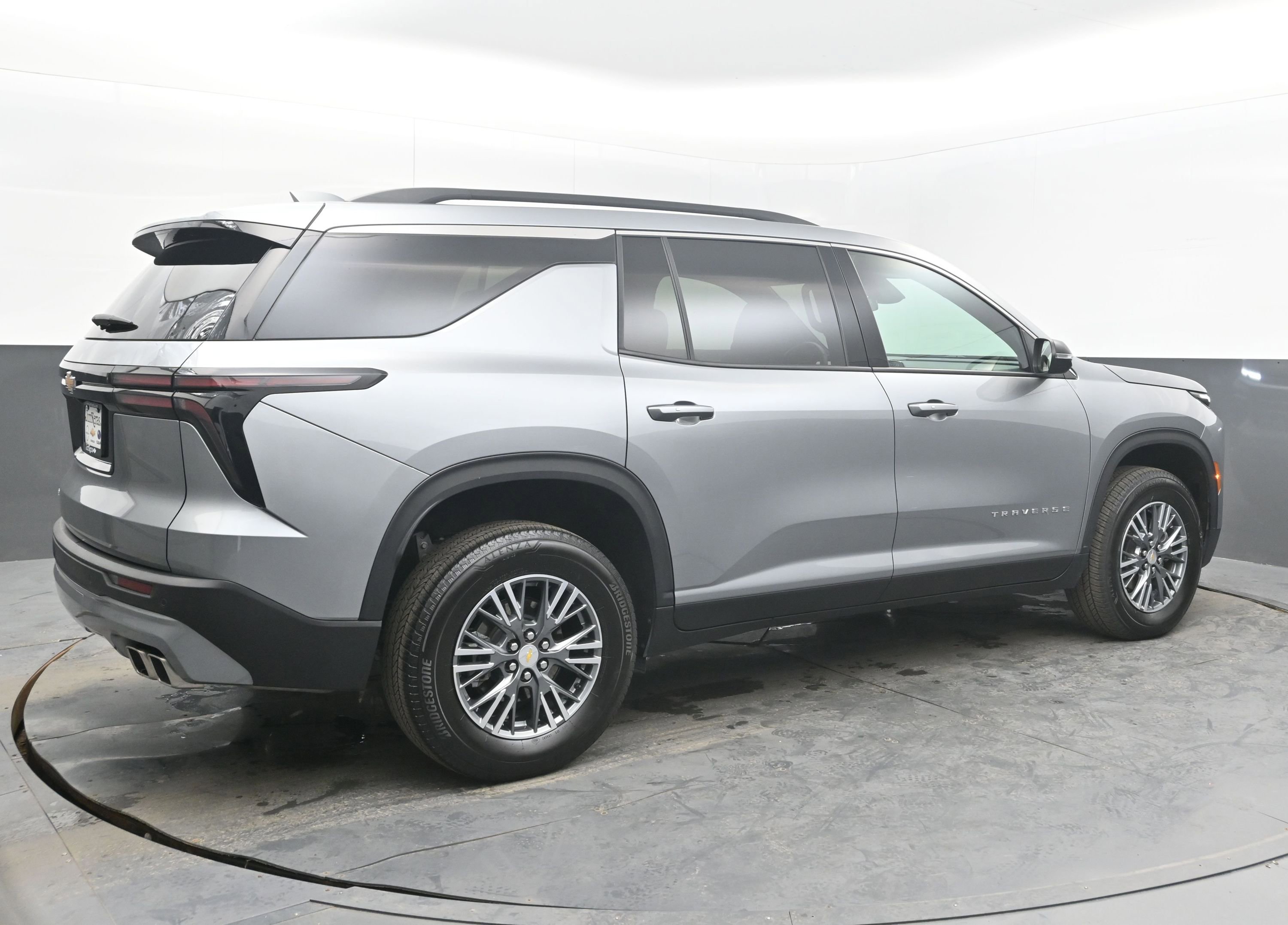 Used 2025 Chevrolet Traverse LT image 9