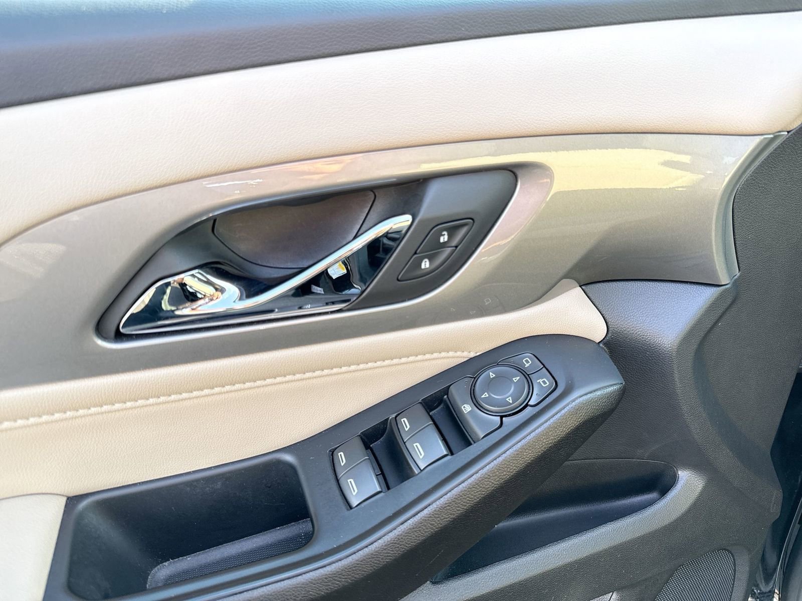 Used 2023 Chevrolet Traverse LS w/ Safety Package image 14