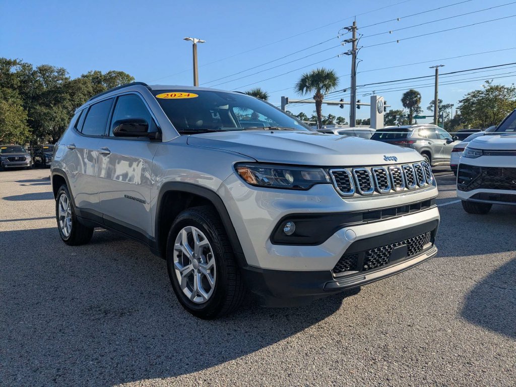 Used 2024 Jeep Compass Latitude AWD/4WD image 8