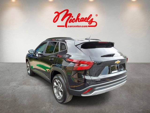 Used 2025 Chevrolet Trax LT FWD image 4