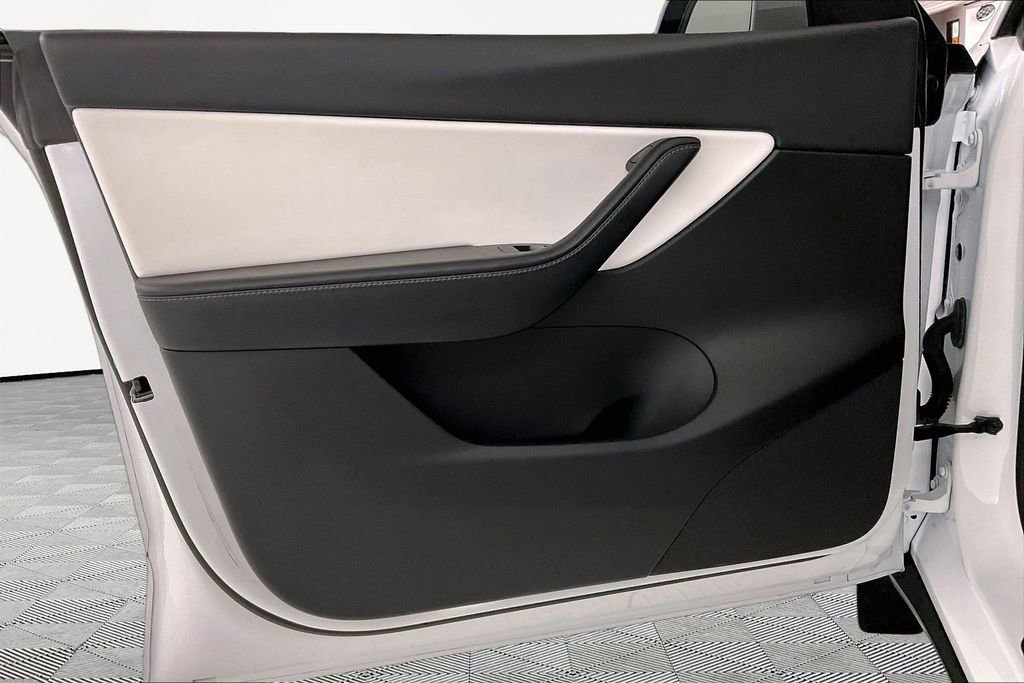 Used 2022 Tesla Model Y Long Range image 18