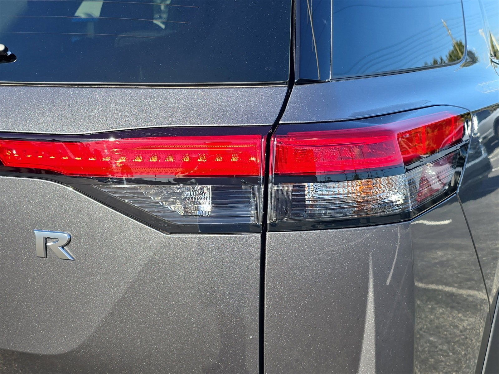 Used 2025 Nissan Pathfinder SV image 8