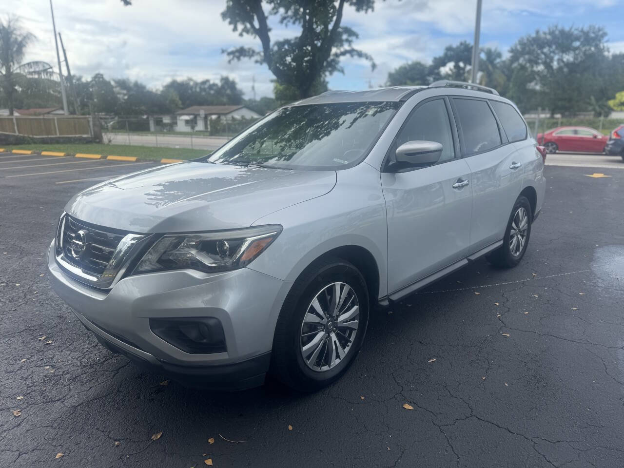 Used 2019 Nissan Pathfinder SV image 2