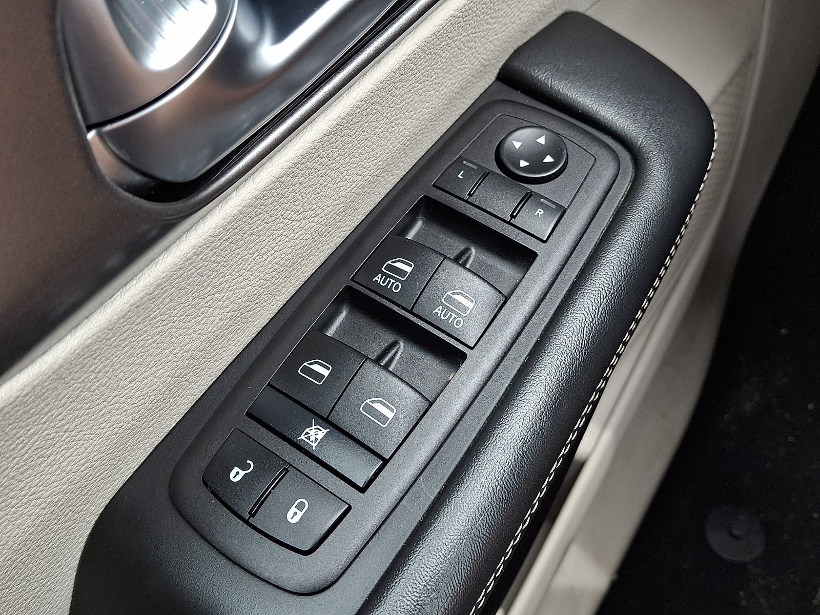 Used 2024 Chrysler Pacifica Touring-L FWD image 23