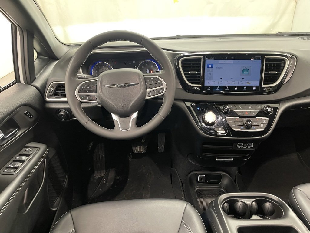 Used 2025 Chrysler Pacifica Select image 29