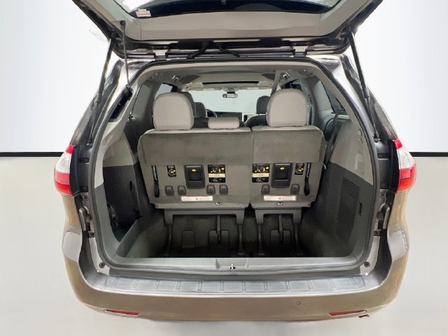 Used 2018 Toyota Sienna XLE w/ XLE Navigation Package FWD image 28