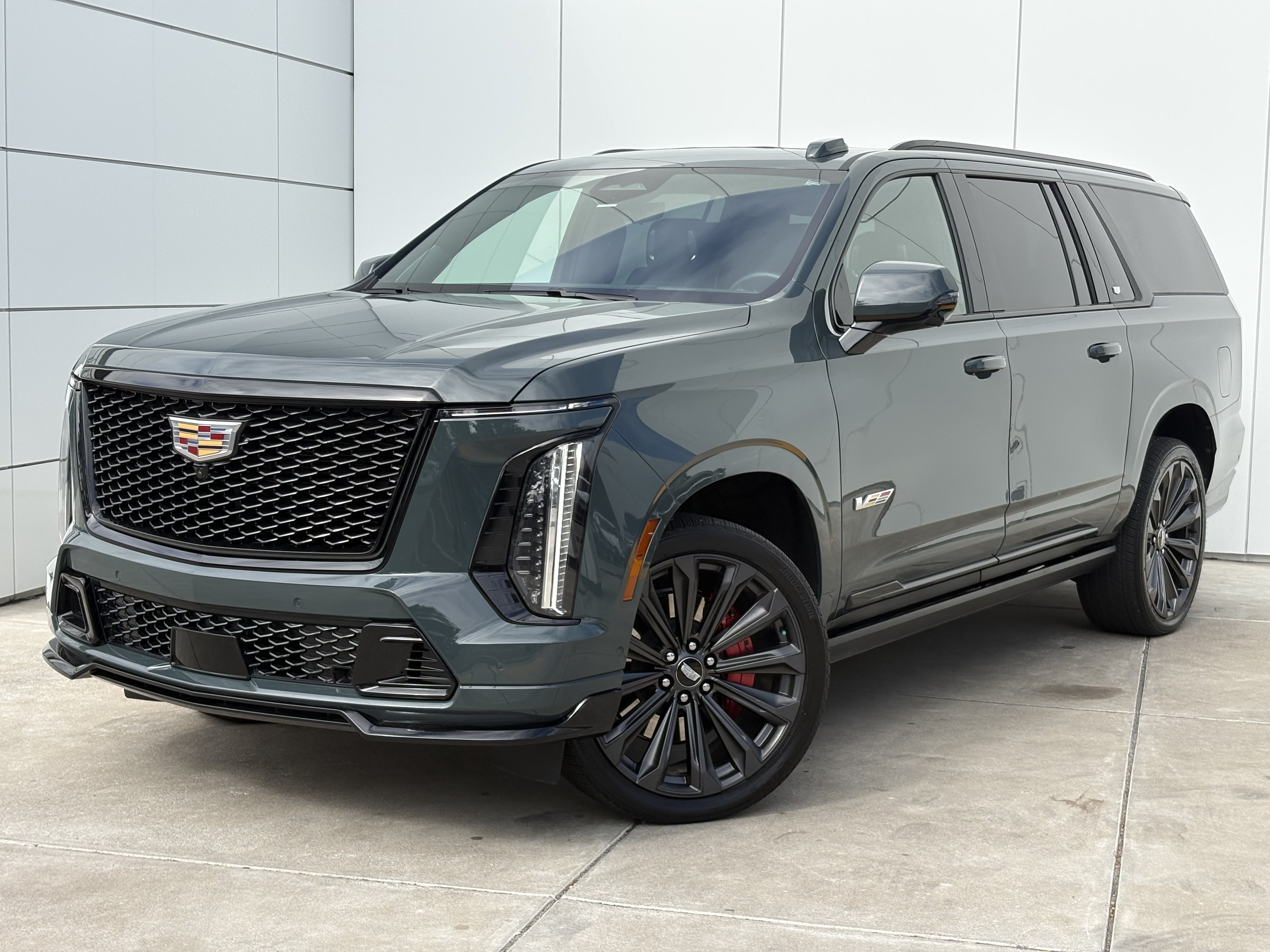 Used 2025 Cadillac Escalade ESV V AWD/4WD image 2
