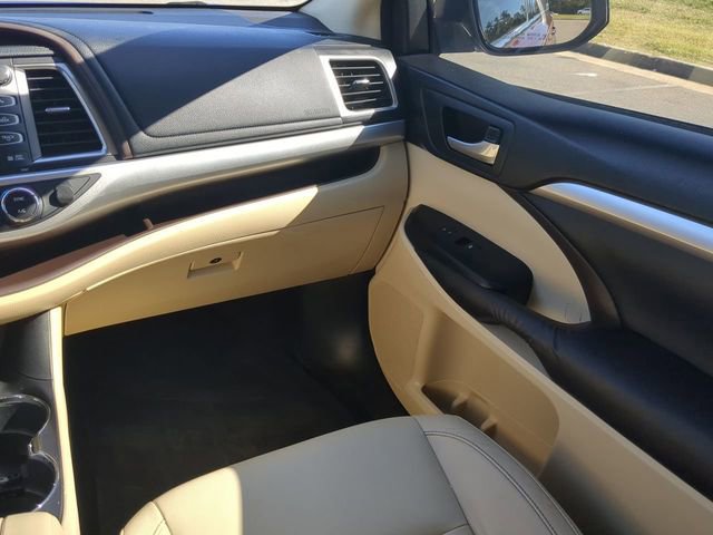 Used 2014 Toyota Highlander XLE image 16