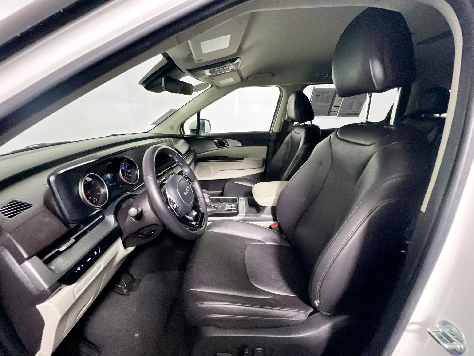 Used 2023 Kia Carnival LX image 14