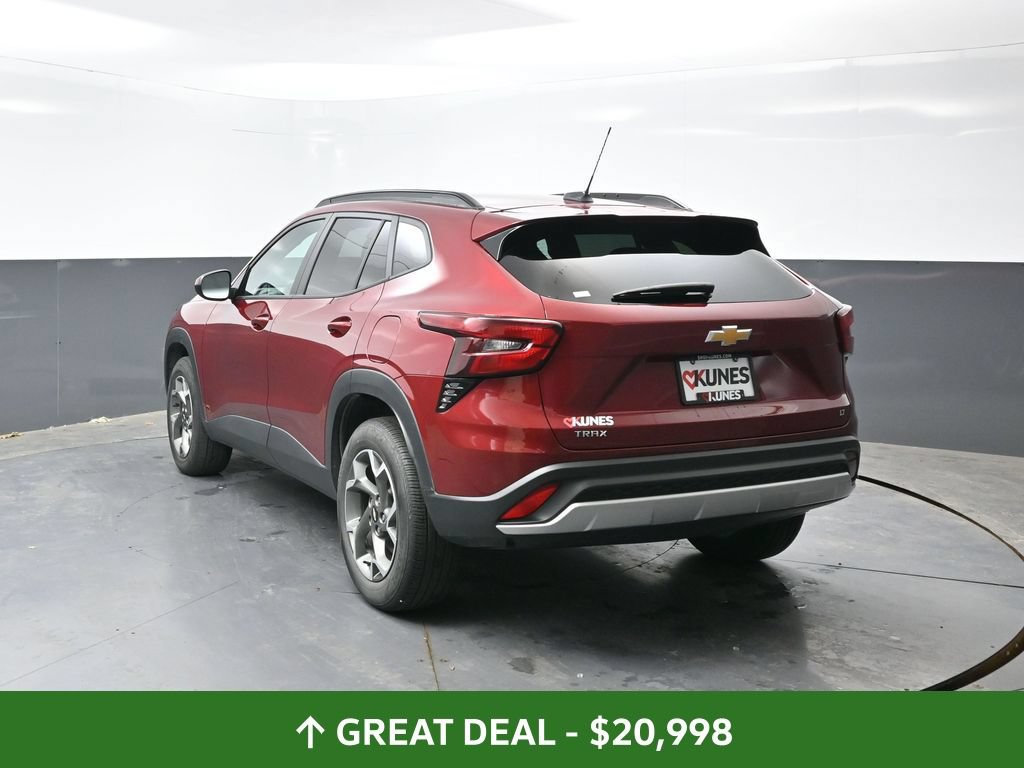 Used 2025 Chevrolet Trax LT FWD image 12
